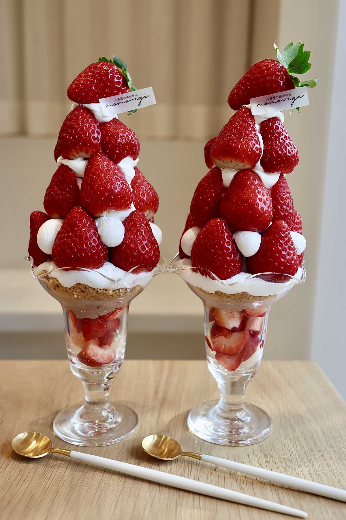 Momovege:ビッグすぎるパフェ🍓〜いちごモンスターパフェ