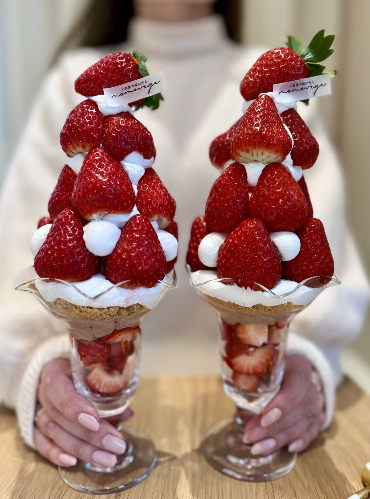 Momovege:ビッグすぎるパフェ🍓〜いちごモンスターパフェ