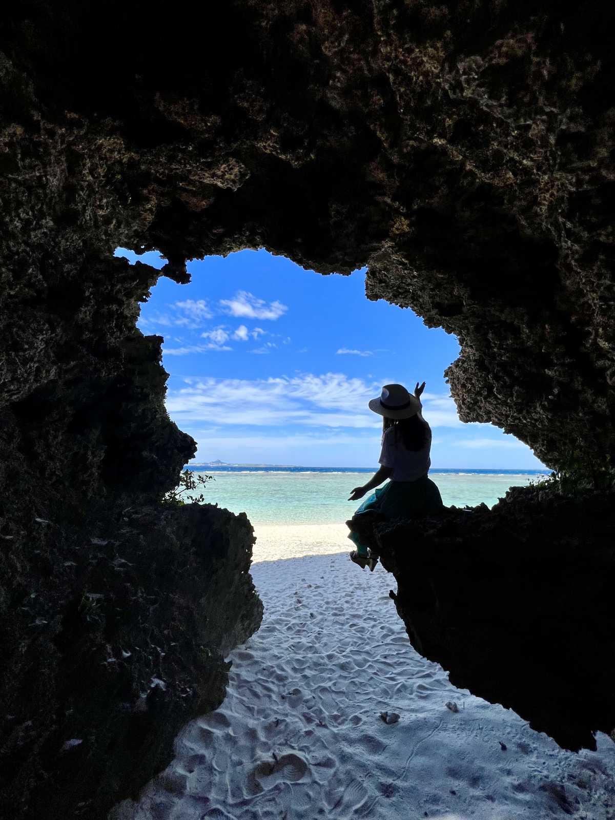 瀬底ビーチ:絶対に行きたいスポット🏝〜洞窟から見る絶景〜 ︎ - TRIPROUD