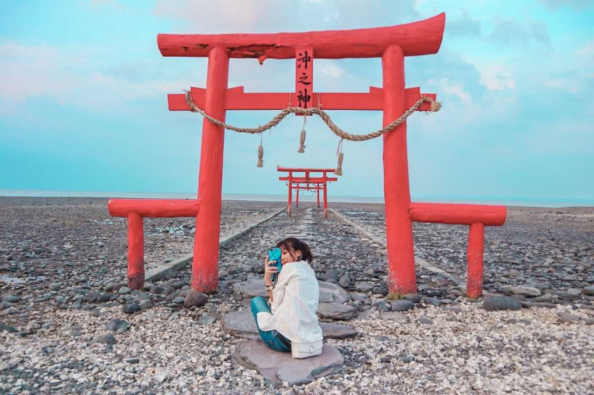 大魚神社:海中に立つ真っ赤な鳥居 - TRIPROUD