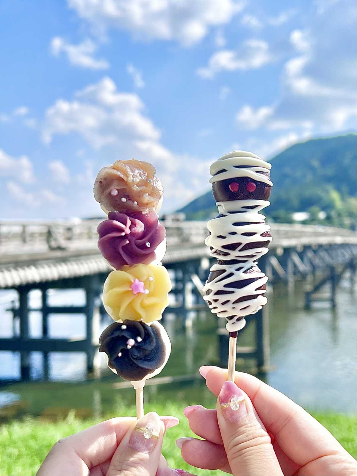 寺子屋本舗 嵐山渡月橋店嵐山で食べ歩きするならここ！ TRIPROUD