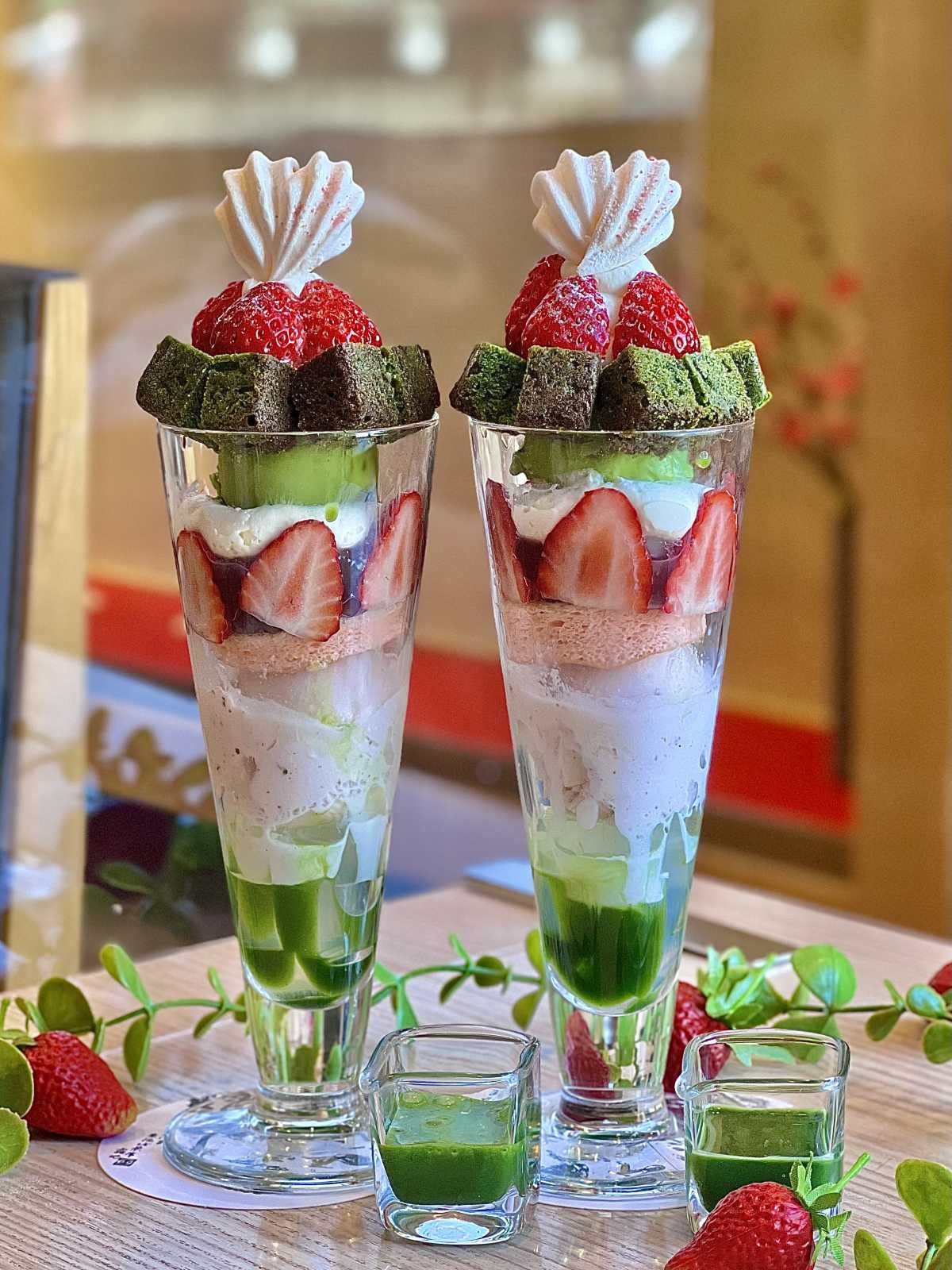 茶寮都路里 京都伊勢丹店:抹茶といちごのパフェを求めて🍓🍵 祇園の大通り沿いでアクセス抜群! - TRIPROUD