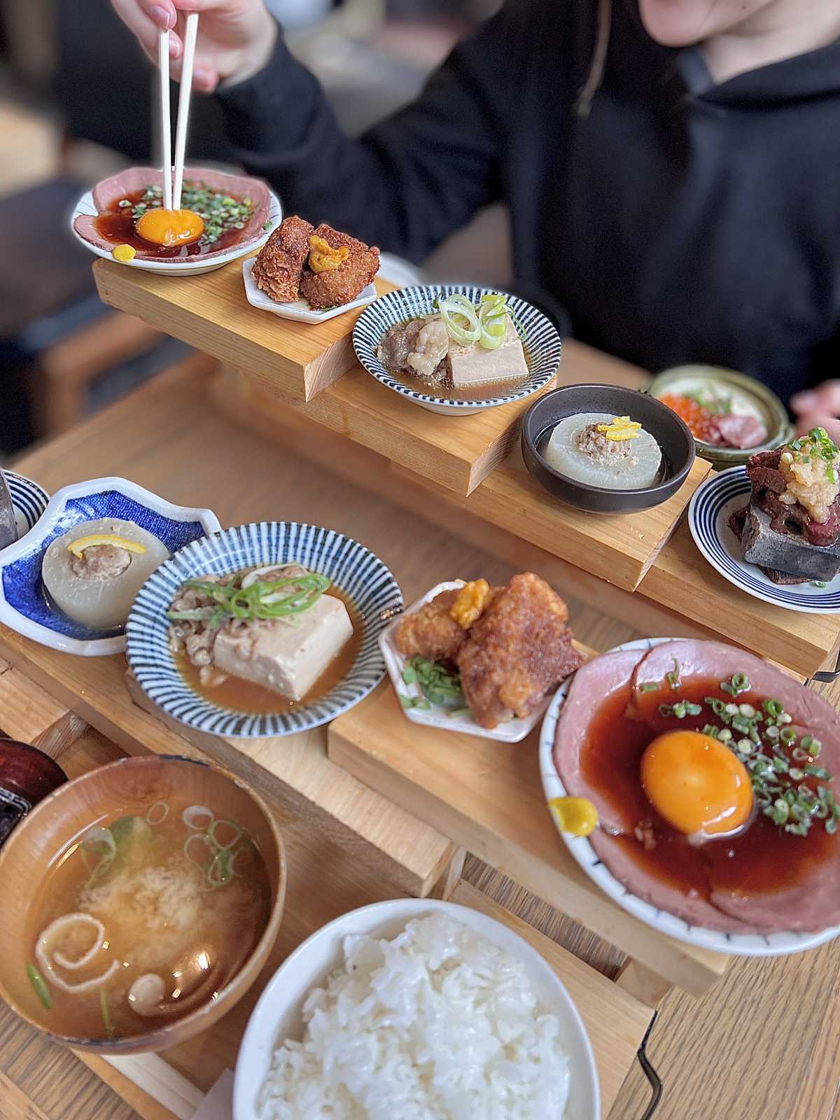 数量限定 階段に肉料理がずらり どれも美味しい肉ランチ 天王寺ロバート テラス 肉炉端の口コミ Triproud