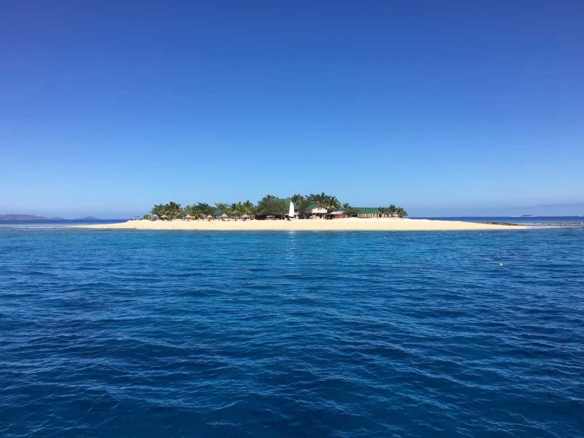 綺麗な海に浮かぶ小さな島を船から眺められること フィジー離島の口コミ Triproud