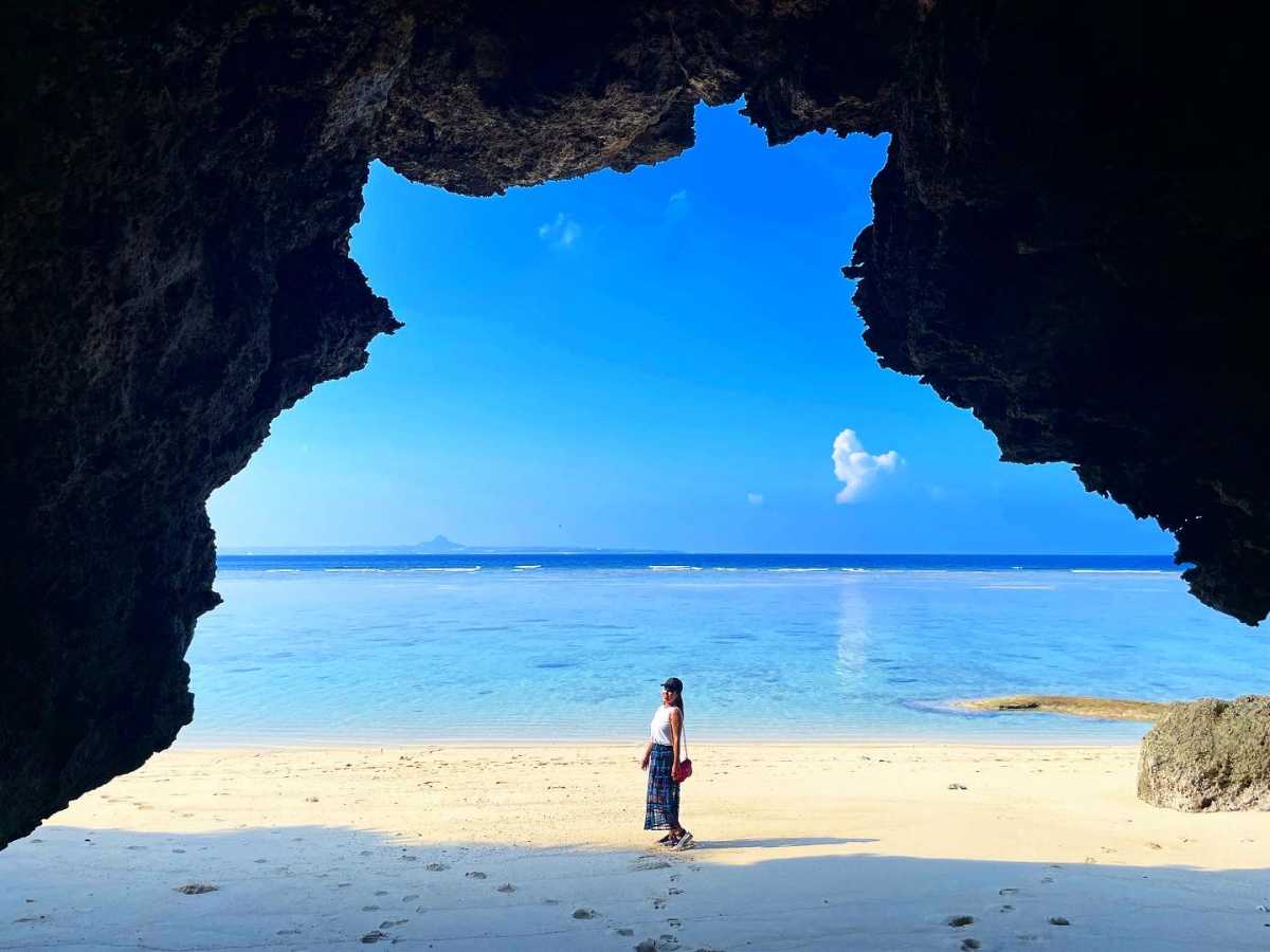 瀬底ビーチ:洞窟から見える透き通るビーチ🏖 - TRIPROUD