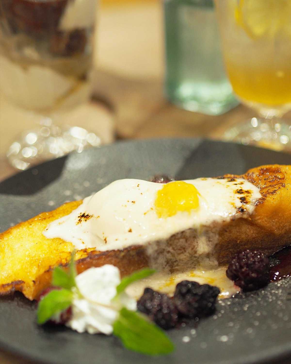 溶け出る 希少な巣蜜 と マスカルポーネのフレンチトースト チーズと生はちみつ Bene キュエル姫路店の口コミ Triproud