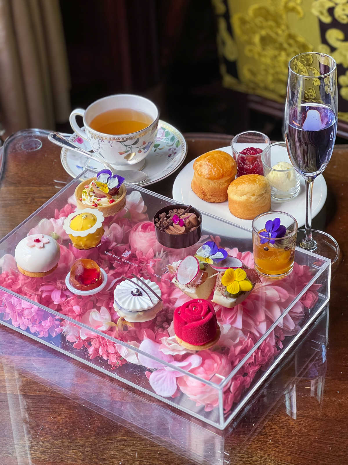 リッツ 日比谷花壇コラボ フラワーアフタヌーンティー で華やかな気分を リッツカールトン大阪 ロビーラウンジの口コミ Triproud