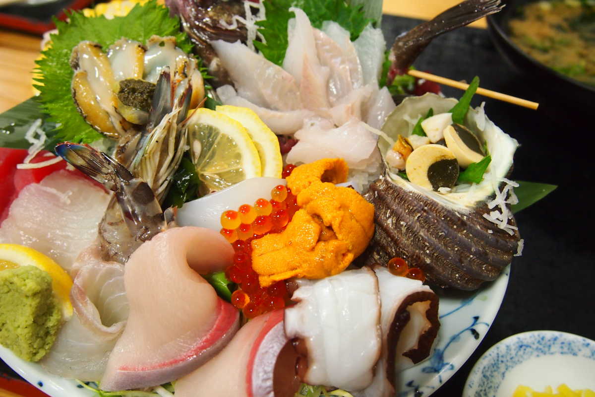 海鮮丼の頂点へ 圧巻のボリューム 鳴門が誇る 極み海鮮丼 漁協食堂うずしおの口コミ Triproud