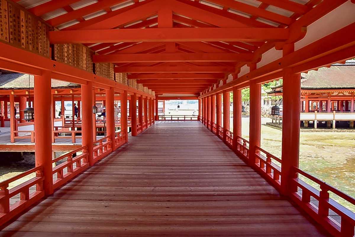 厳島神社:世界文化遺産の宮島 厳島神社の美しい朱色の大鳥居や社殿