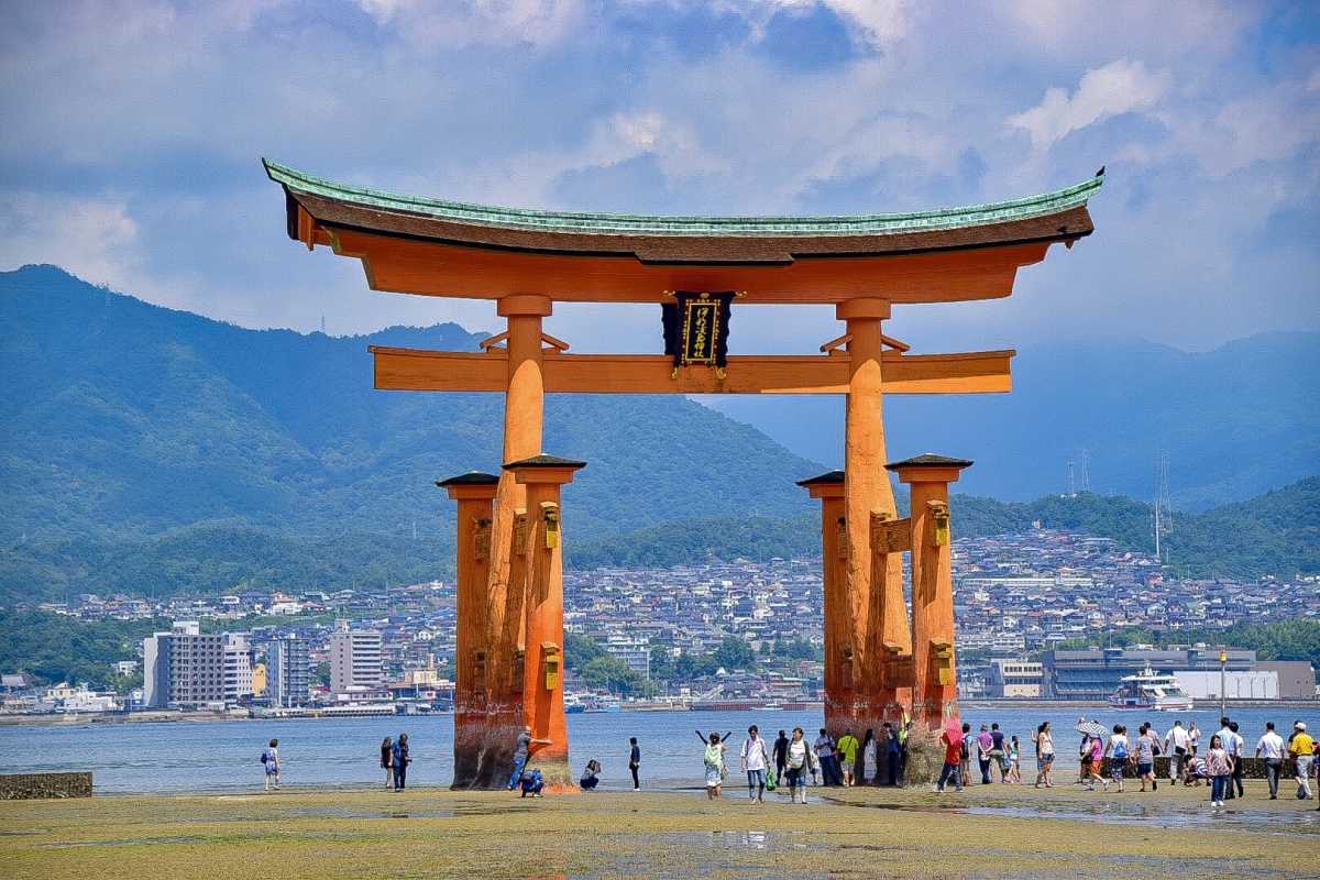 厳島神社:世界文化遺産の宮島 厳島神社の美しい朱色の大鳥居や社殿