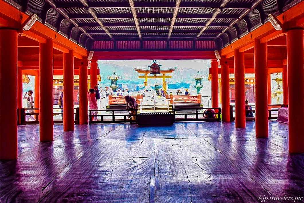 厳島神社:世界文化遺産の宮島 厳島神社の美しい朱色の大鳥居や社殿