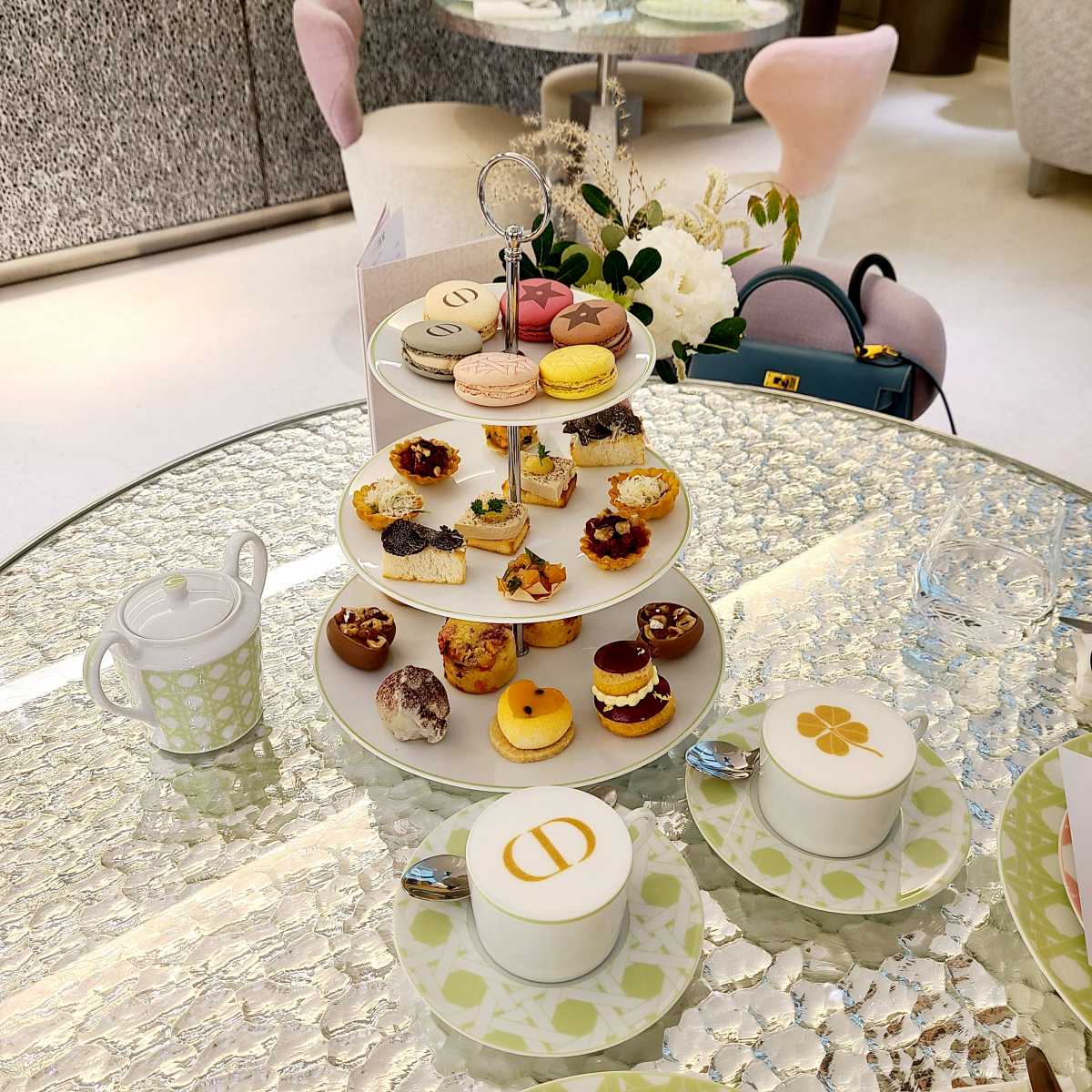 Cafe Dior by Laduree:Dior×ラデュレ夢のコラボ フランスの香り漂うアフタヌーンティー - TRIPROUD