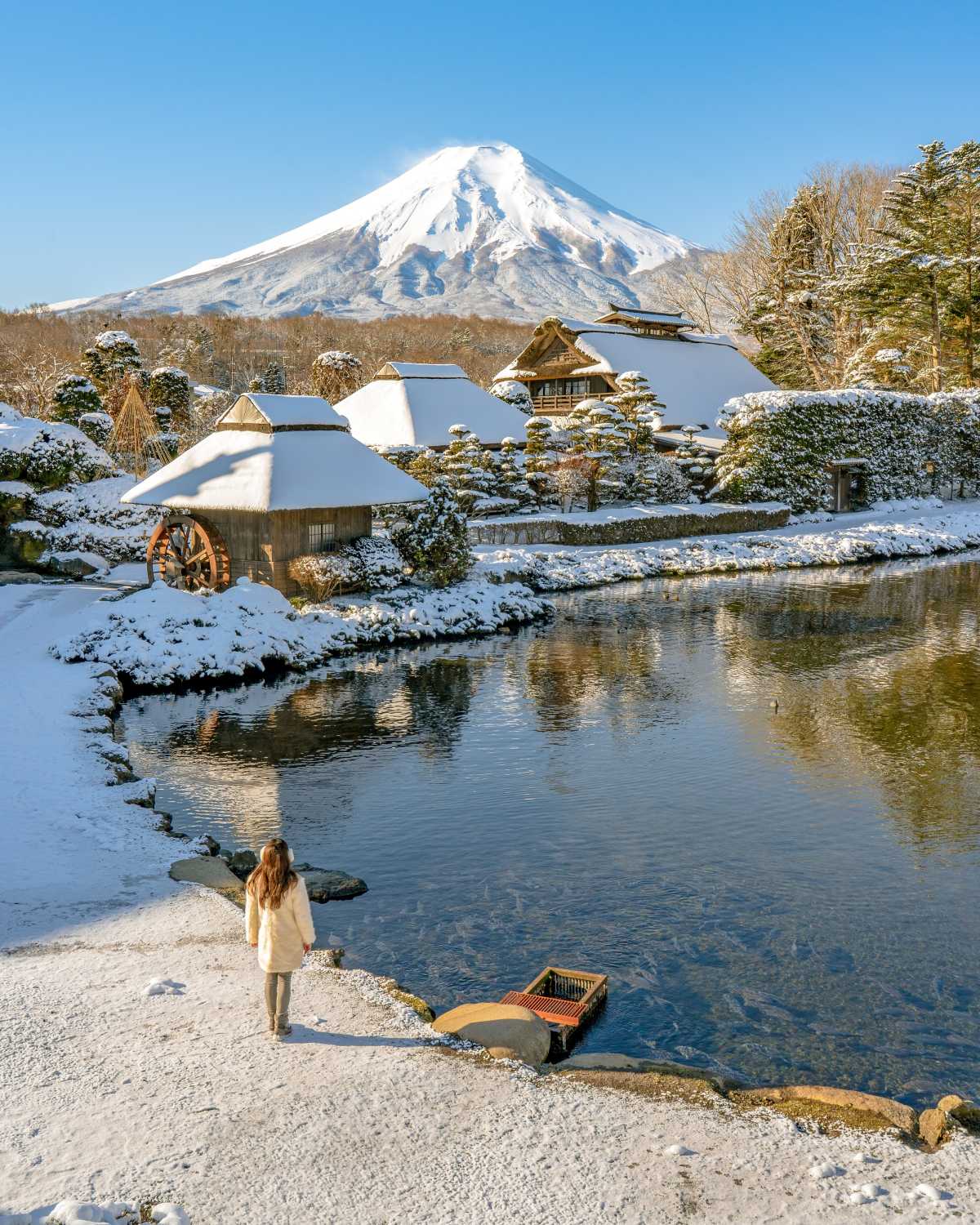 忍野八海:茅葺屋根と雪景色 - TRIPROUD