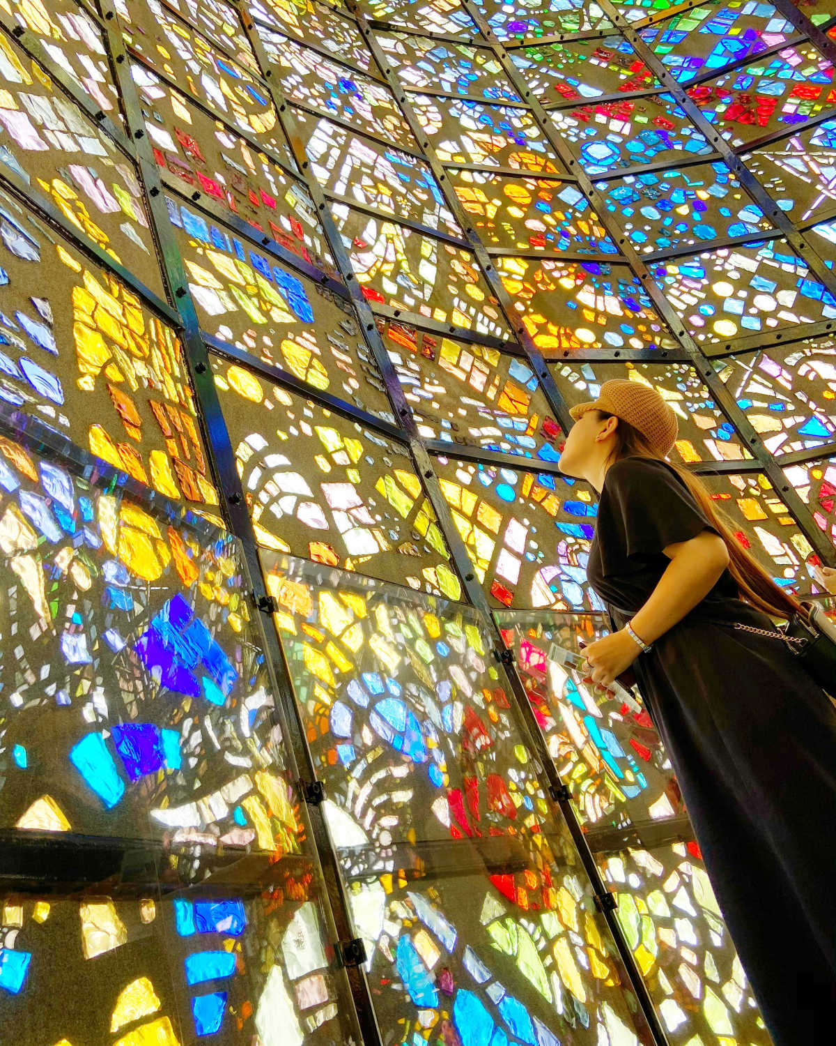 箱根彫刻の森美術館:万華鏡の中にいるみたい！360度のステンドグラス