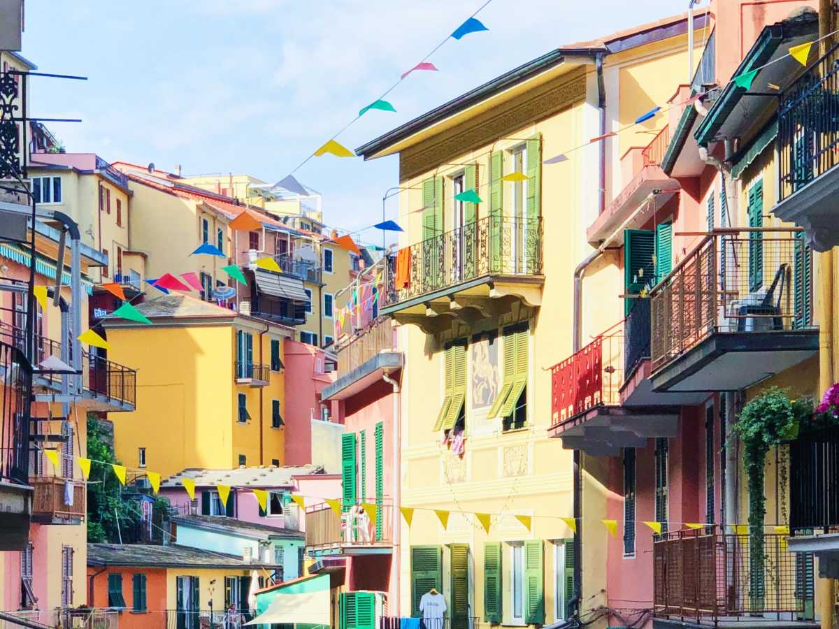 色とりどりのカラフルな街並み チンクエ テッレ マナローラの町並みの口コミ Triproud