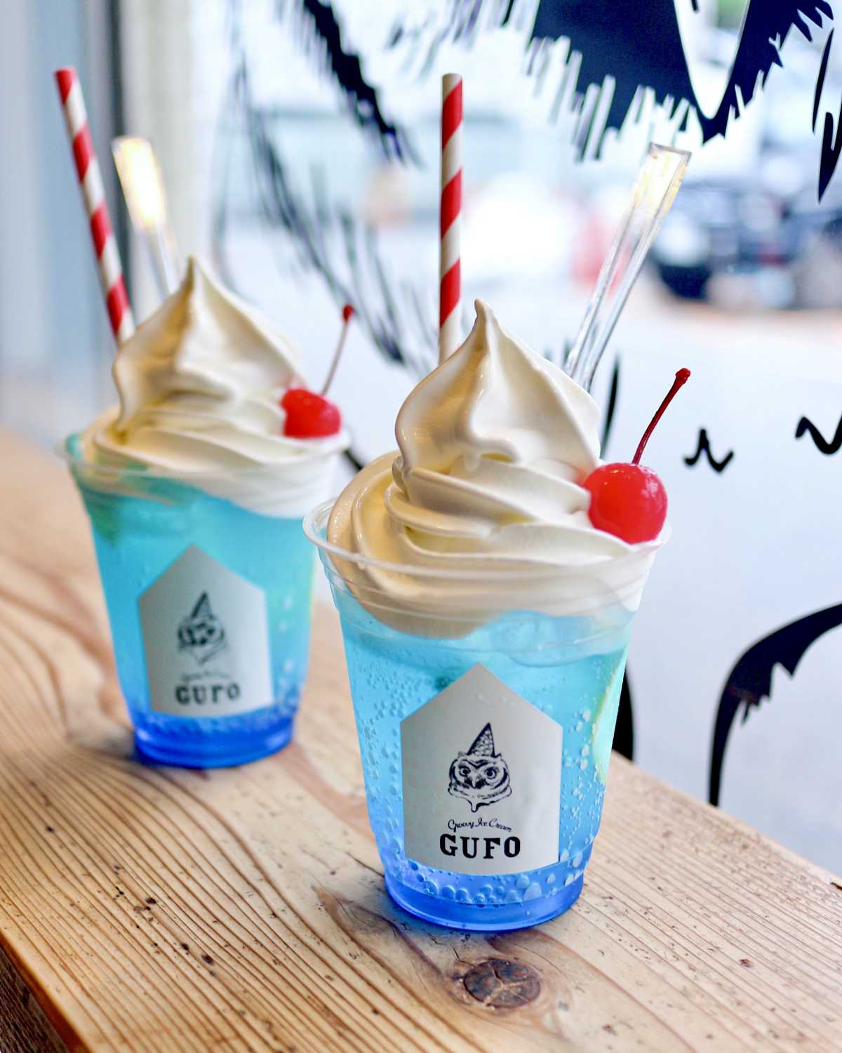 GUFO:なめらかソフトクリームが乗った夏色クリームソーダ - TRIPROUD