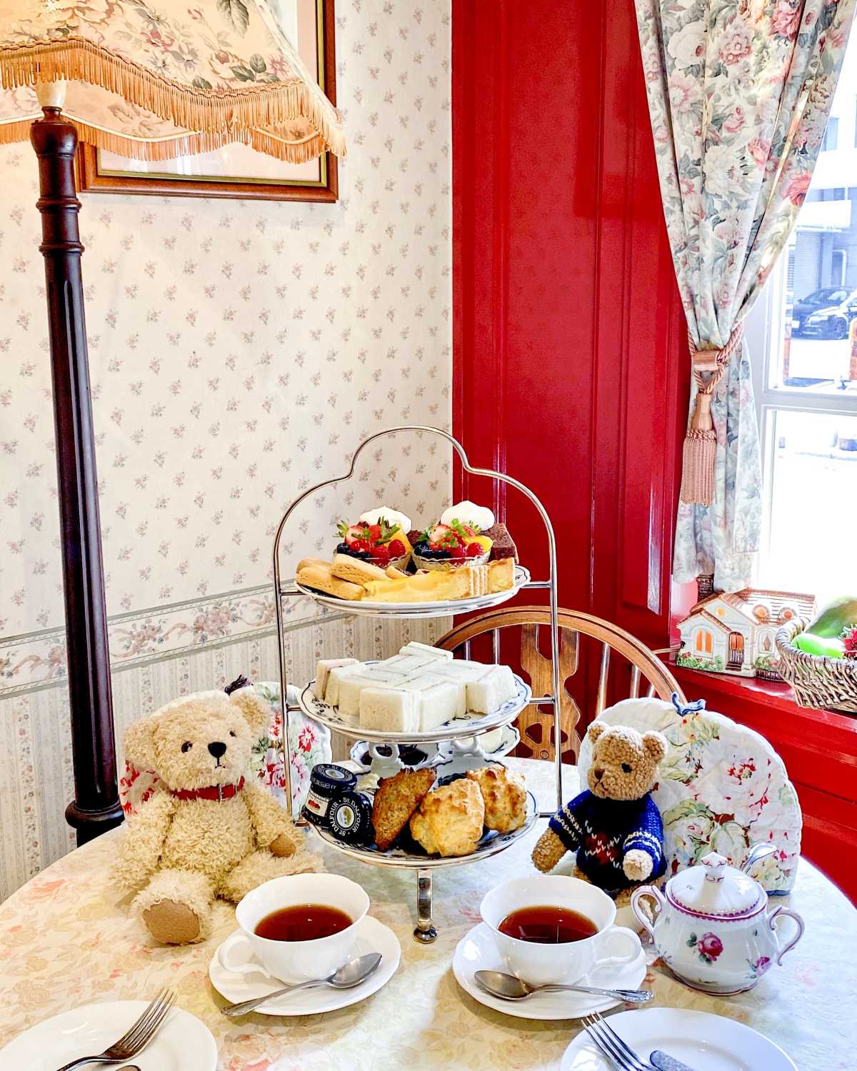 オフィス街の真ん中にあるメルヘンなカフェ スリーチムニーズの口コミ Triproud