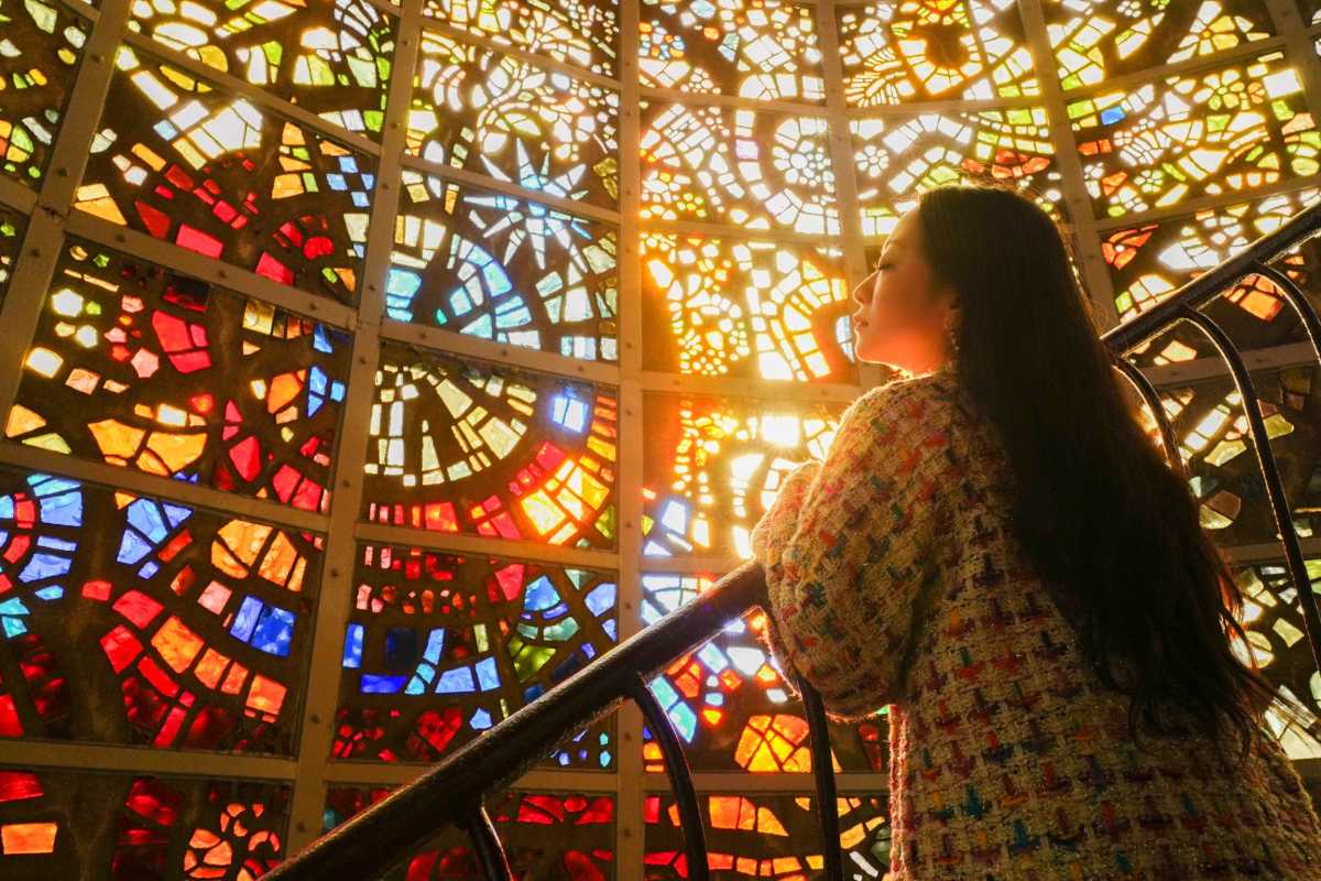 箱根彫刻の森美術館:カラフルな光に包まれるステンドグラスの塔 - TRIPROUD