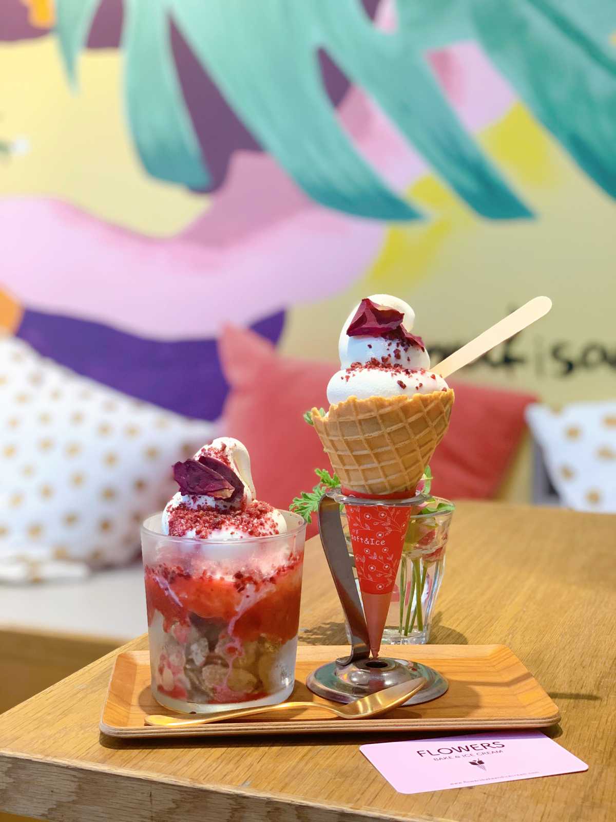 FLOWERS BAKE & ICE CREAMの口コミ 壁一面お花のアートが見事🎨🌸フラワーショップ併設のピンクカフェ🍴💖 TRIPROUD