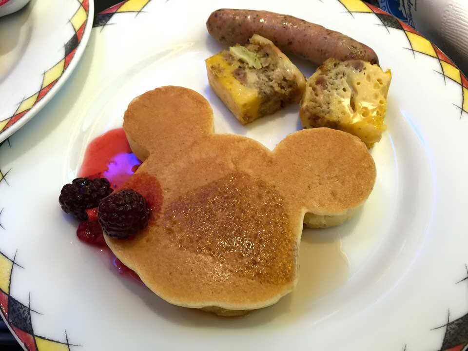 撮影会もできる ディズニーのキャラクターと楽しい朝食 ディズニーアンバサダーホテルの口コミ Triproud